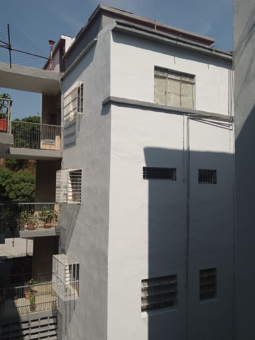 Fachada completamente restaurada y acabada